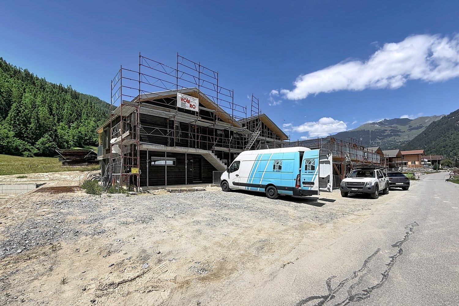 Vue d'ensemble du chantier de la Résidence Aureus, face aux montagnes.